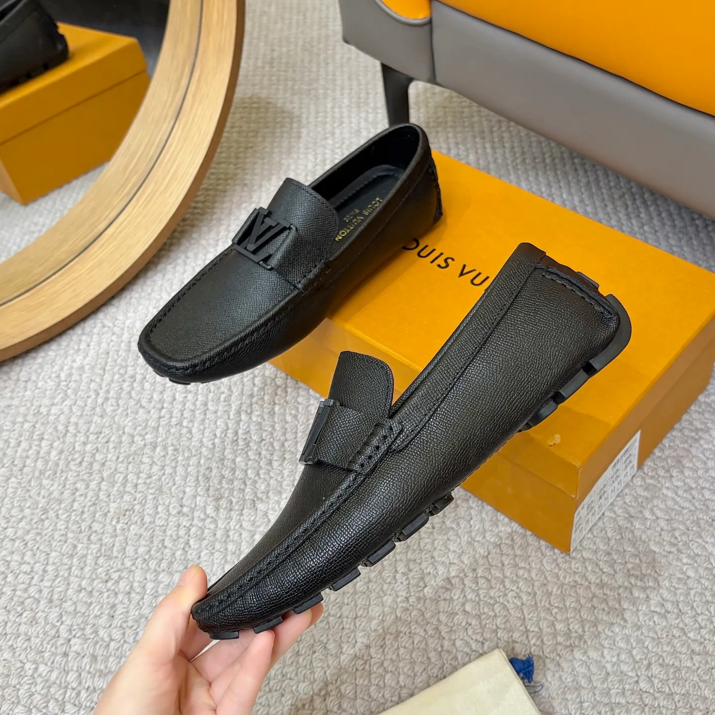 Men's men's shoes 💰420 (Yangli) LV 2⃣️0⃣️2⃣️5️⃣Spring and summer counter GLORIA series models ✈️Original factory special leather production, original last type. A classic driving slip-on casual shoe that shows an elegant style with exquisite craftsmanship details such as Monogram embossing all over the upper🌀Italian imported calfskin fabric Sheepskin foot pads➕Inside～Private mold replica sole Unique style Comfortable driving slip-on Size: 4-12 (38-46) Comes with [Counter packaging: original box, wrapping paper, card, instruction manual, shoehorn, cloth bag] No pressure to enter and leave the counter!